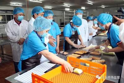 包頭市多區(qū)聯(lián)動嚴(yán)查食品安全，過期食品凍品被集中查獲